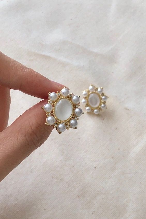 Hoa tai D1919 Đá bầu dục trắng phối viền ngọc