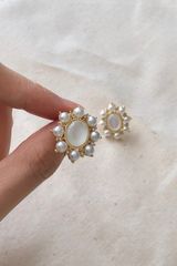 Hoa tai D1919 Đá bầu dục trắng phối viền ngọc