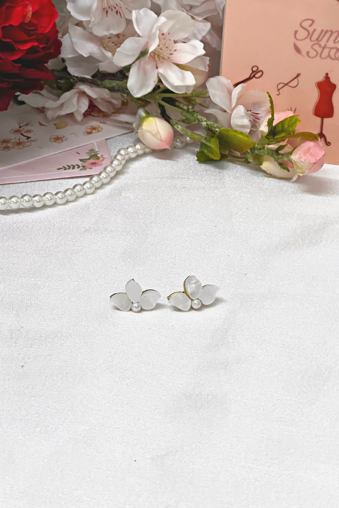 Hoa tai NK-105 hoa trắng đục nhỏ đính hạt ngọc