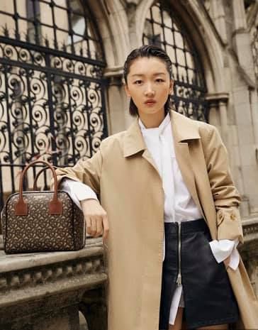 Sơ mi Burberry trắng hoạ tiết TB chìm cực sang