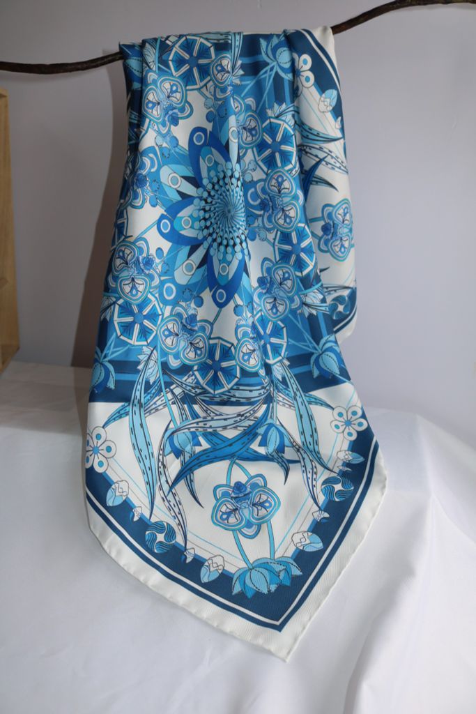 Khăn lụa tơ tằm tự nhiên Việt Nam họa tiết hình học xanh