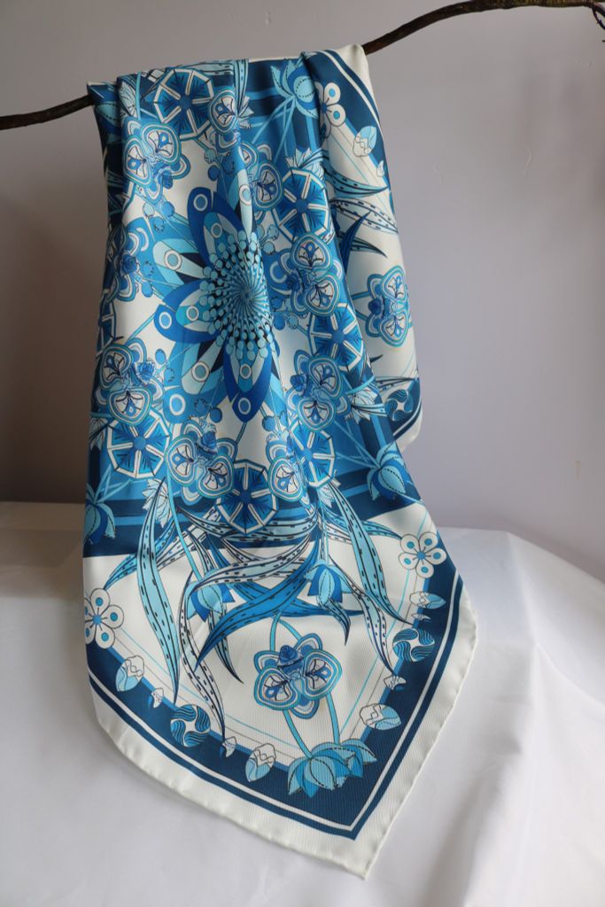 Khăn lụa tơ tằm tự nhiên Việt Nam họa tiết hình học xanh