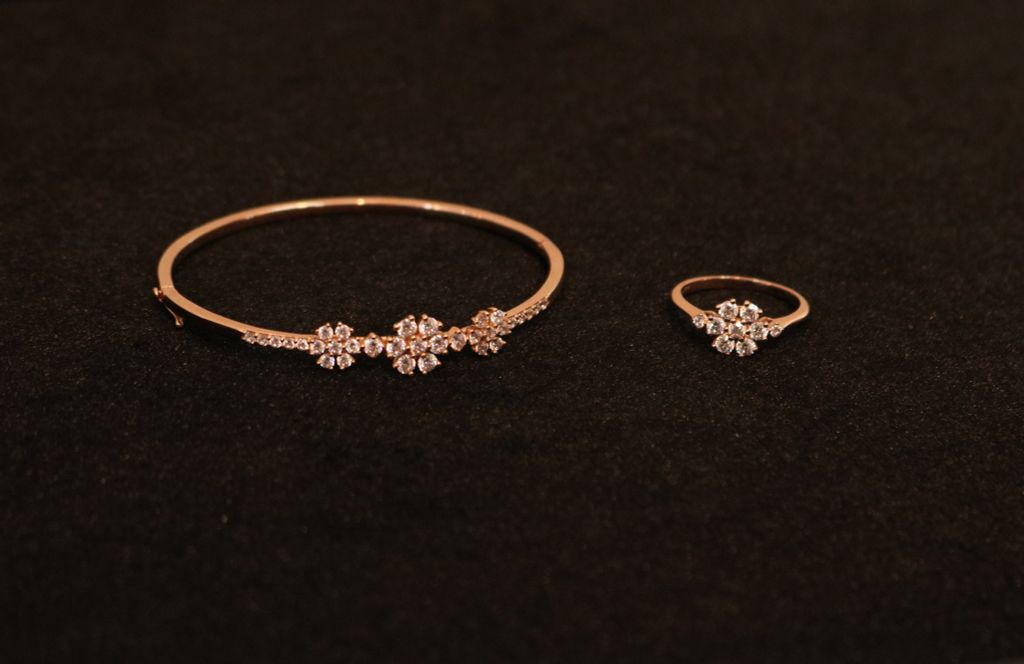 Trang sức lắc tay vàng hồng 14K hoa đá CZ IFBL02923.2