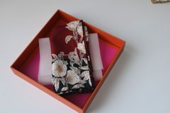 Khăn lụa tơ tằm tự nhiên Việt Nam Nguyệt quang chiếu hạ hoa viên