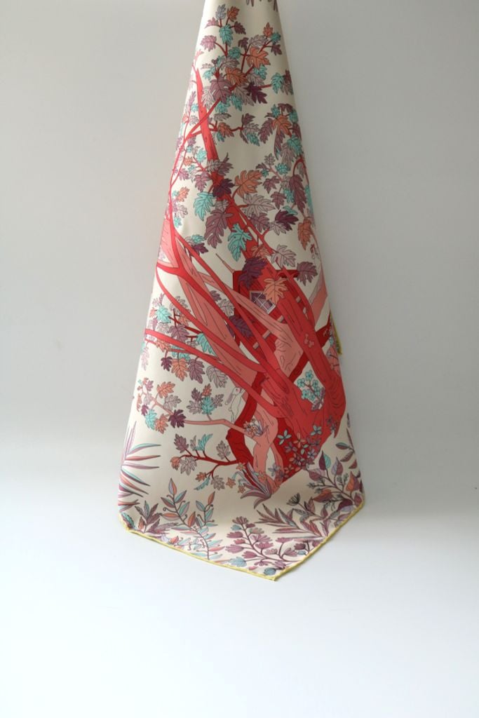 Khăn lụa tơ tằm tự nhiên Việt Nam Khu vườn mùa thu - màu đỏ