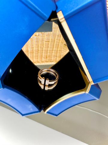 Nhẫn vàng hồng 18K 12 kim cương tấm tự nhiên