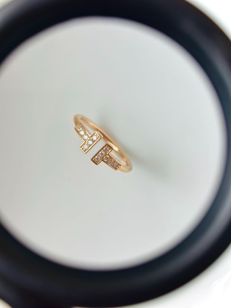 Nhẫn vàng hồng 18K 12 kim cương tấm tự nhiên