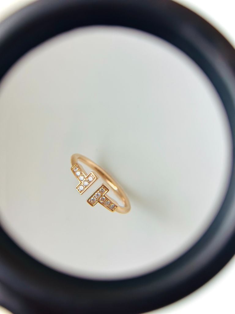 Nhẫn vàng hồng 18K 12 kim cương tấm tự nhiên