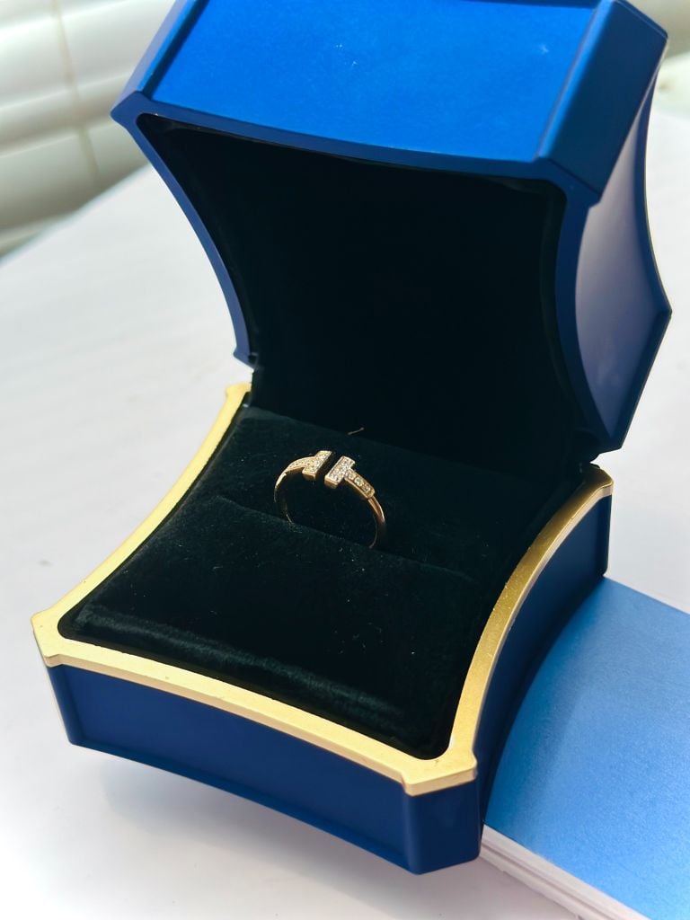 Nhẫn vàng hồng 18K 12 kim cương tấm tự nhiên