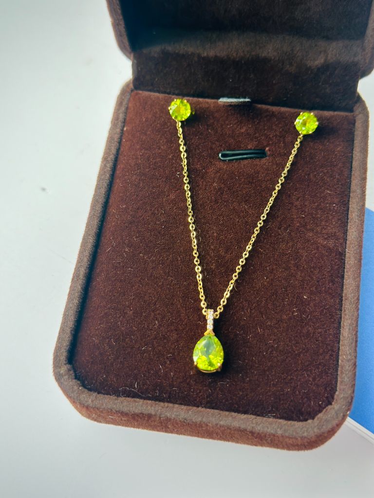 Hoa tai vàng 10K mặt đá Peridot sz 5.5 HRBD-004