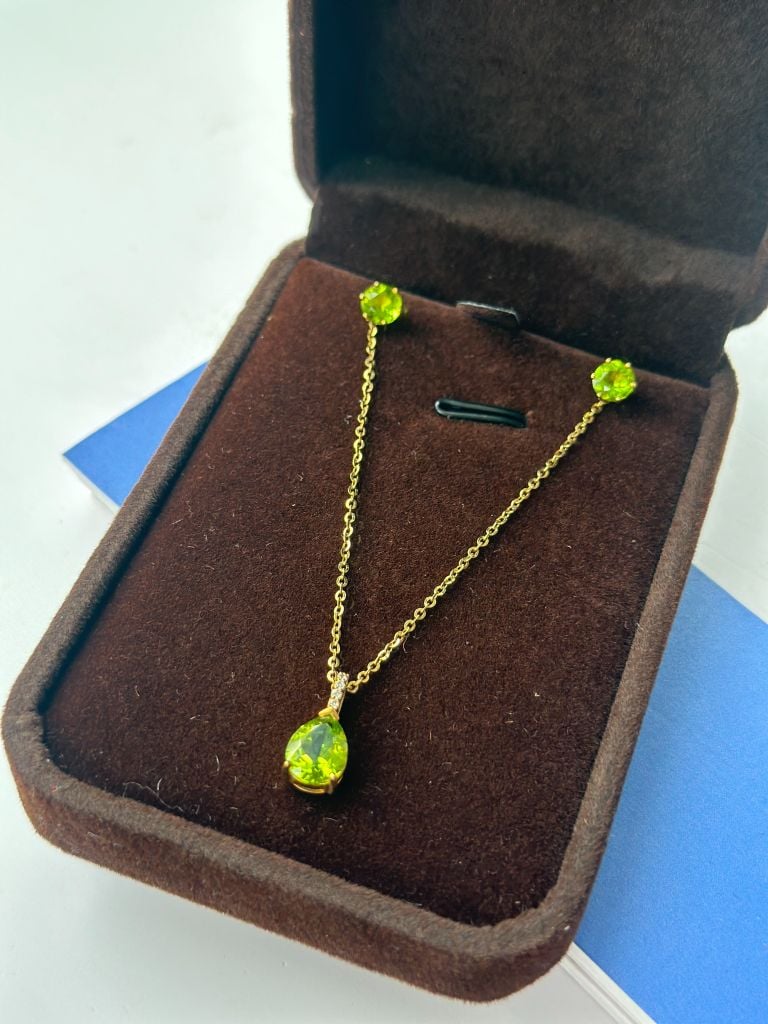 Hoa tai vàng 10K mặt đá Peridot sz 5.5 HRBD-004