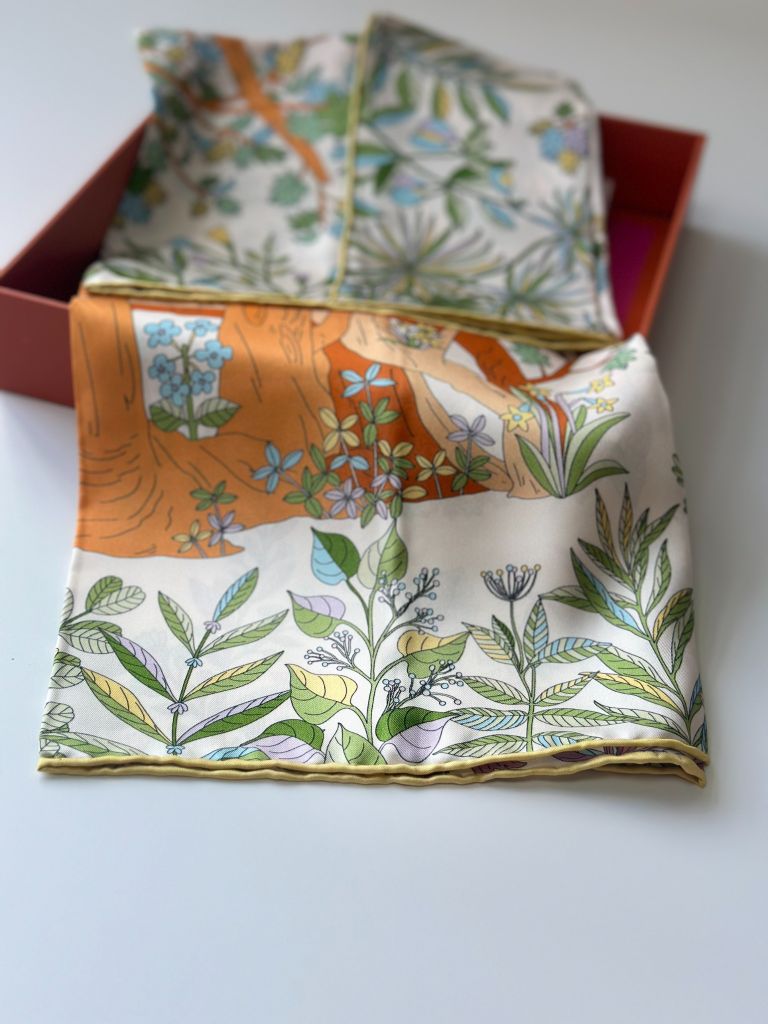 Khăn lụa tơ tằm tự nhiên Việt Nam Khu vườn mùa thu - màu vàng