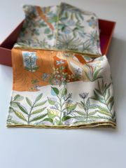 Khăn lụa tơ tằm tự nhiên Việt Nam Khu vườn mùa thu - màu vàng