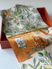 Khăn lụa tơ tằm tự nhiên Việt Nam Khu vườn mùa thu - màu vàng