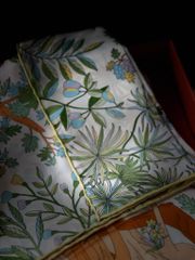 Khăn lụa tơ tằm tự nhiên Việt Nam Khu vườn mùa thu - màu vàng