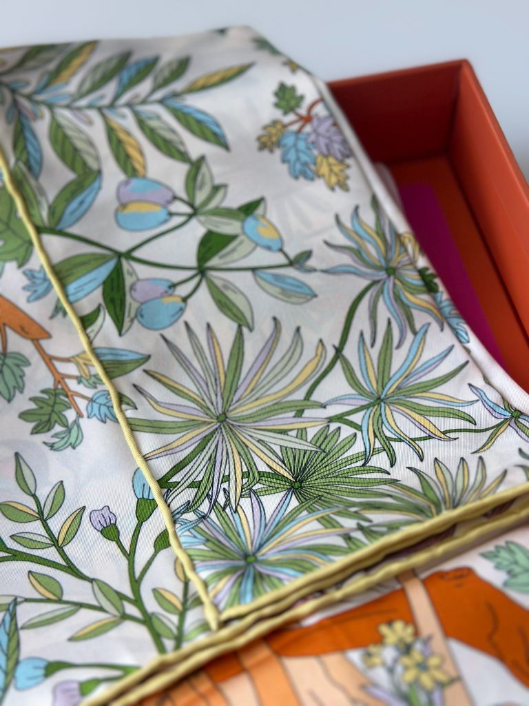 Khăn lụa tơ tằm tự nhiên Việt Nam Khu vườn mùa thu - màu vàng