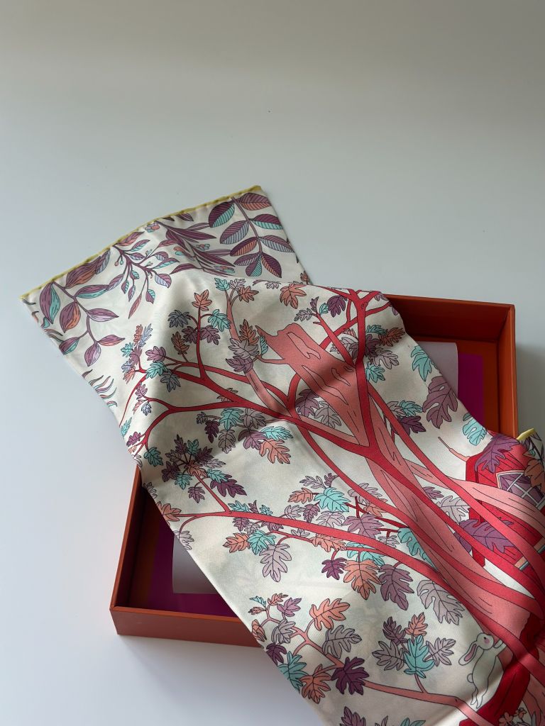 Khăn lụa tơ tằm tự nhiên Việt Nam Khu vườn mùa thu - màu đỏ