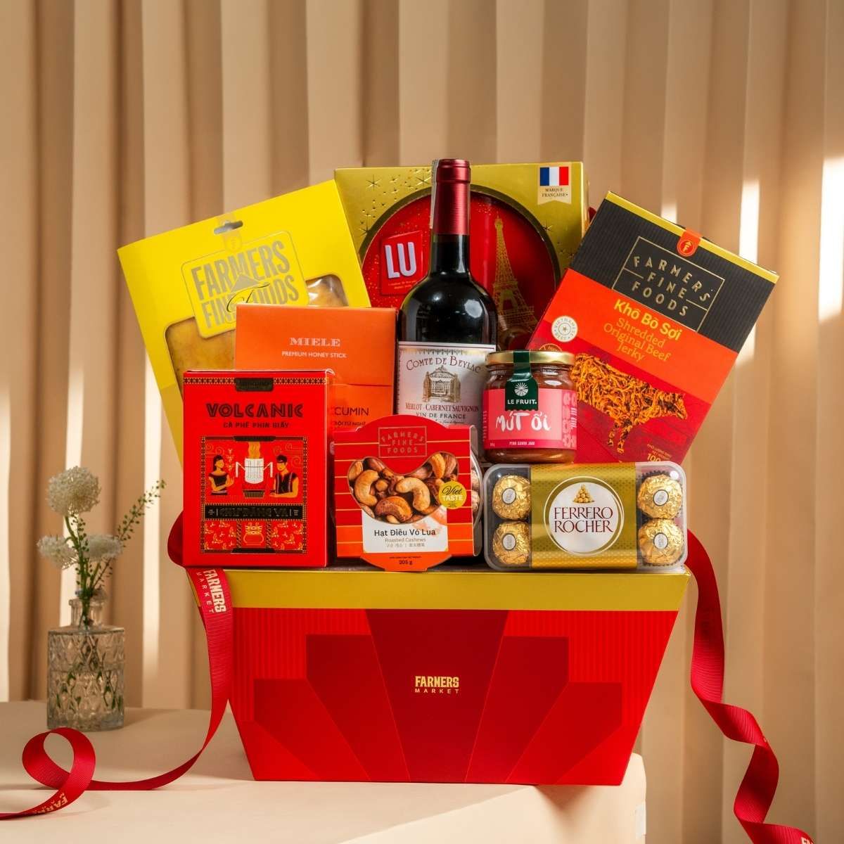  Giỏ Quà Rượu Vang và Ăn Nhẹ Tone Đỏ Thanh Lịch 