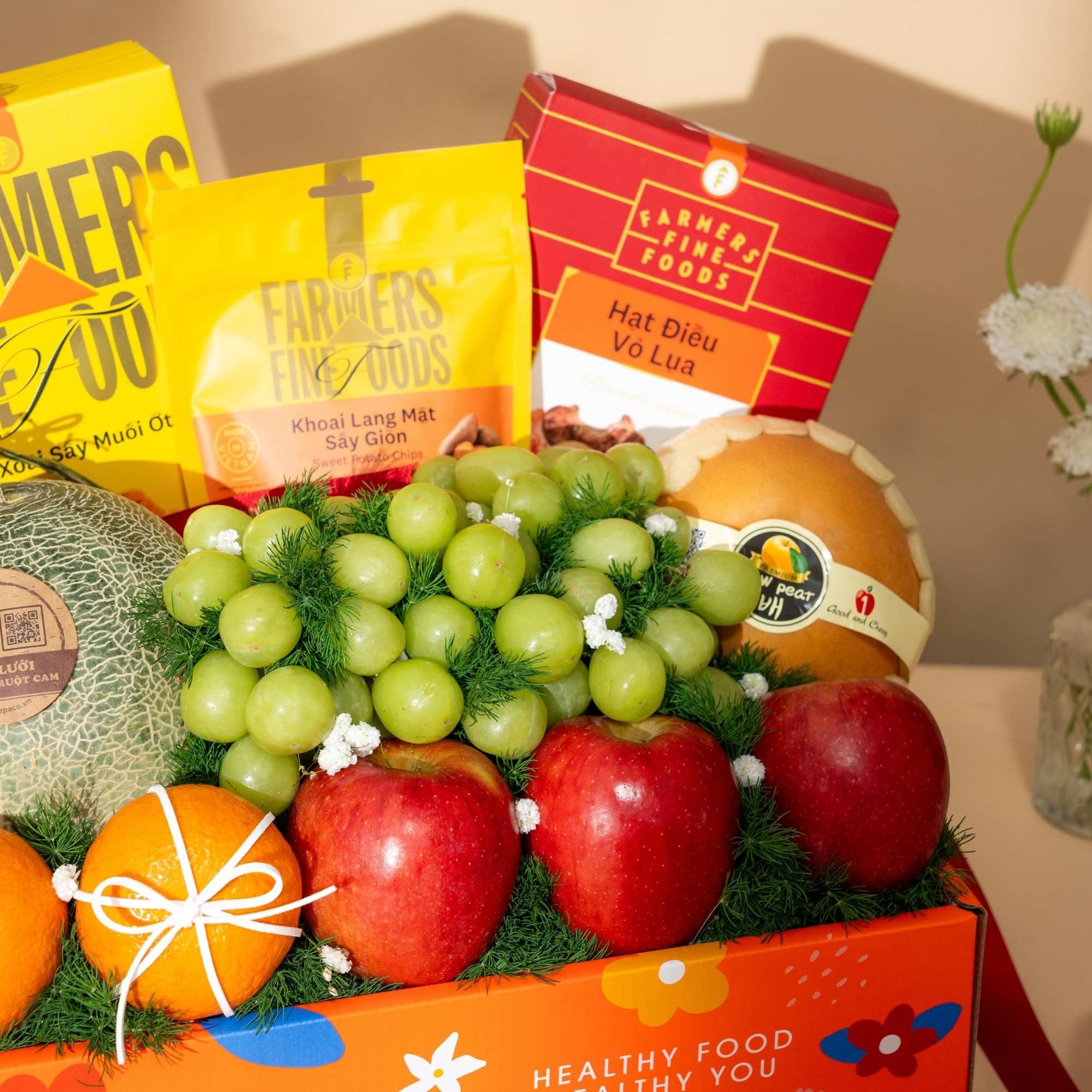  Giỏ Quà Trái Cây Và Ăn Vặt Tone Cam Tiêu Chuẩn 