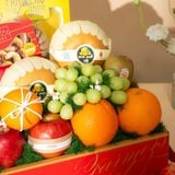  Giỏ Quà Trái Cây Và Ăn Vặt Tone Đỏ Tinh Tế 