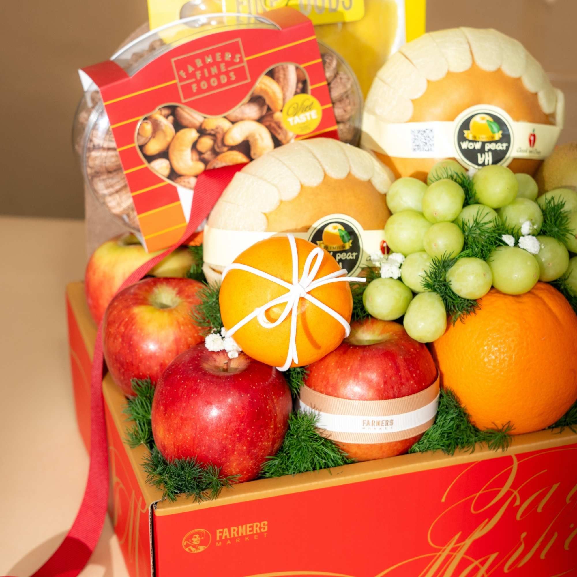  Giỏ Quà Trái Cây Và Ăn Vặt Tone Đỏ Tinh Tế 