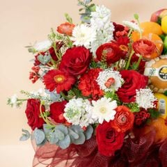 Giỏ quà trái cây và hoa mao lương đỏ cao cấp tại Farmers Market