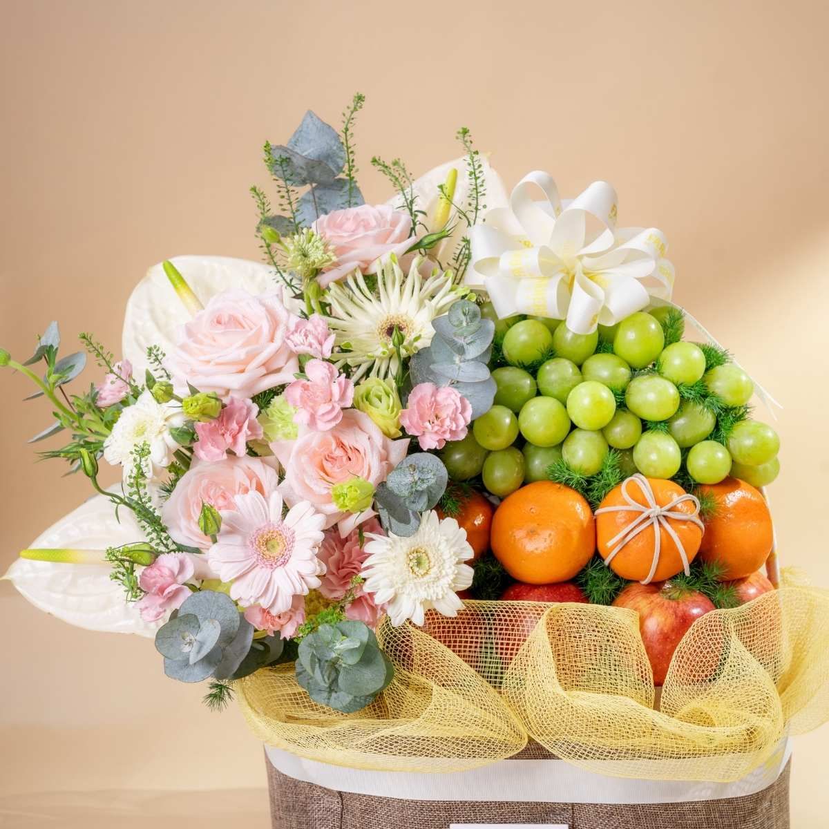  Giỏ Quà Trái Cây Và Hoa Tone Hồng Trắng Tinh Tế 