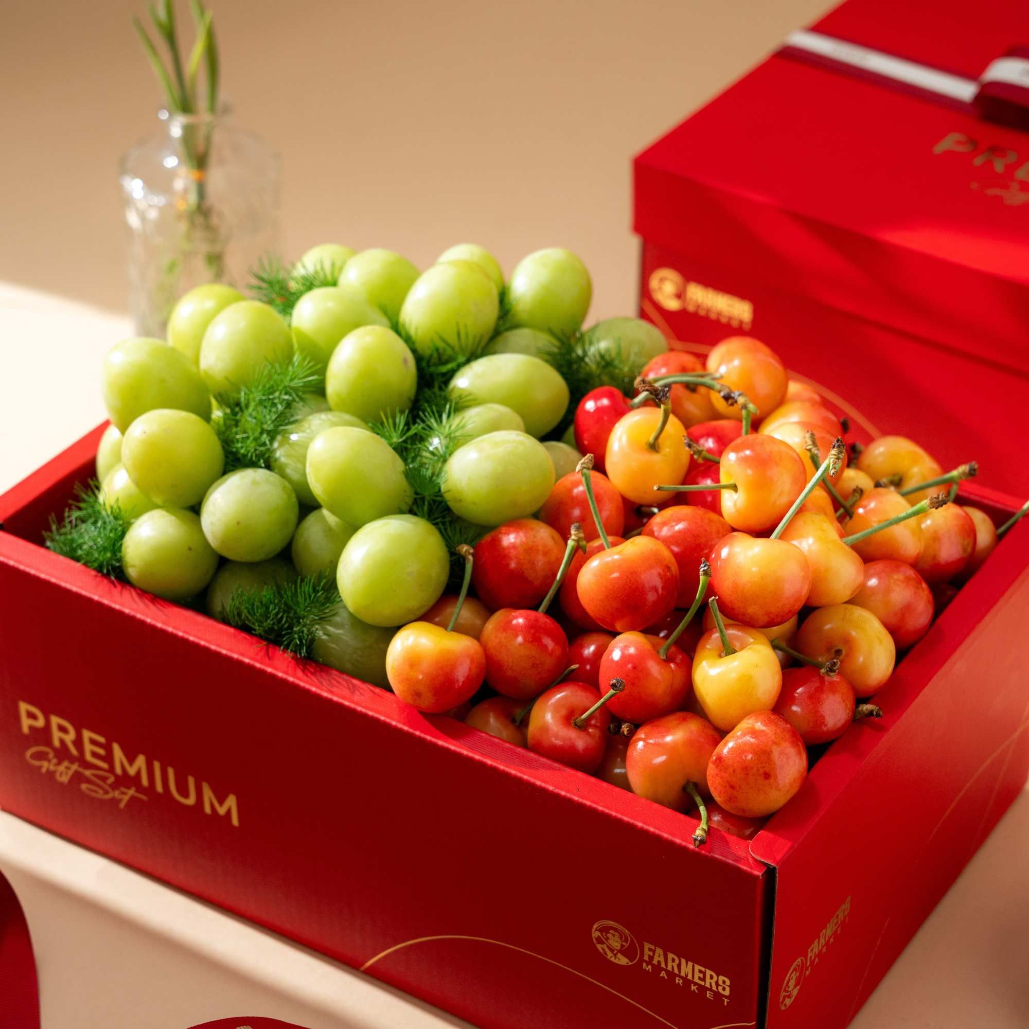  Hộp Quà Cherry Vàng và Nho Xanh Tone Đỏ Sang Trọng 