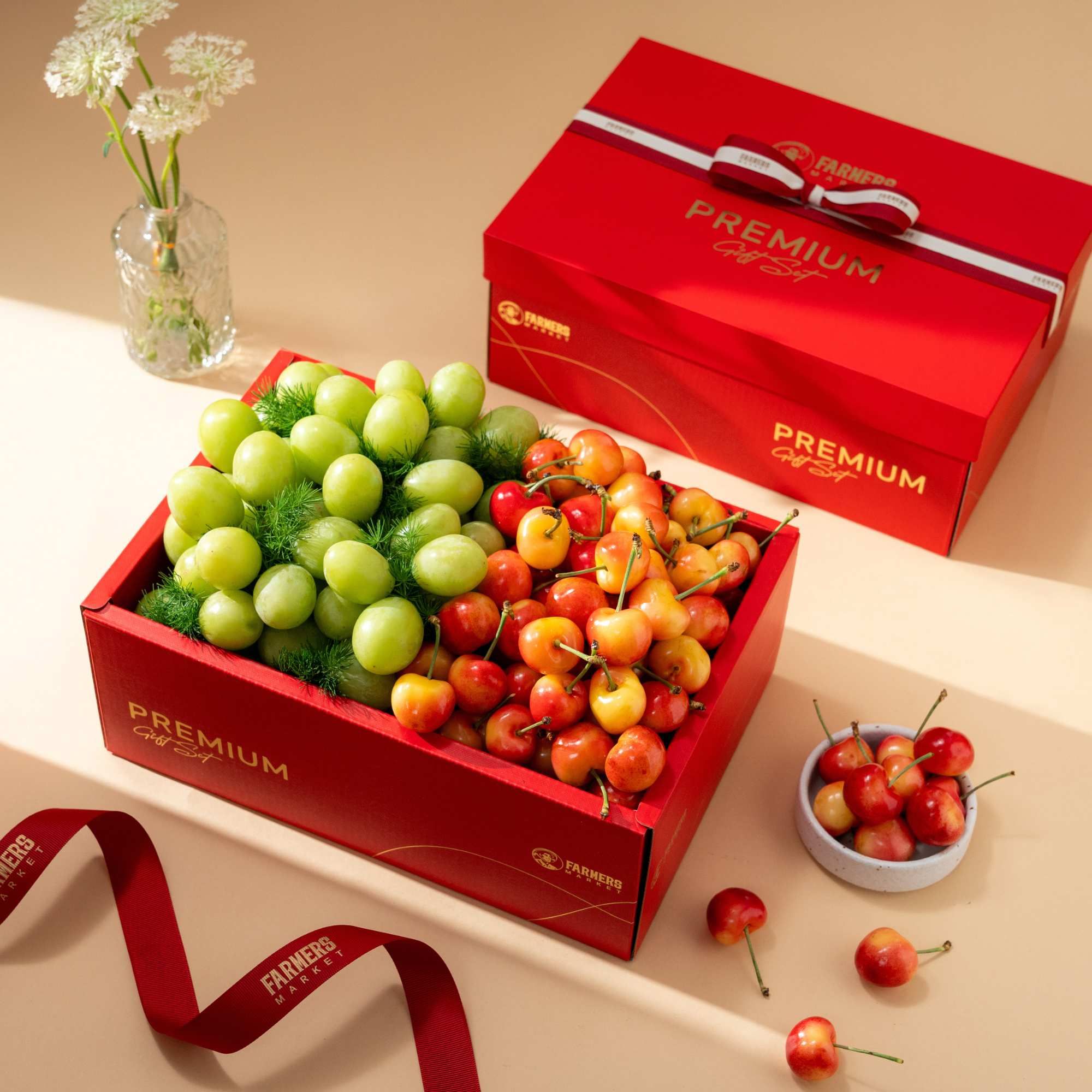  Hộp Quà Cherry Vàng và Nho Xanh Tone Đỏ Sang Trọng 
