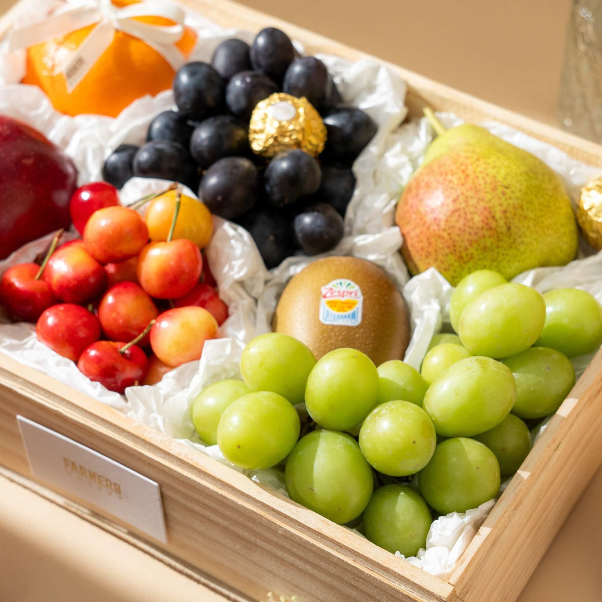  Hộp Quà Trái Cây Hỗn Hợp Và Socola Thanh Lịch 