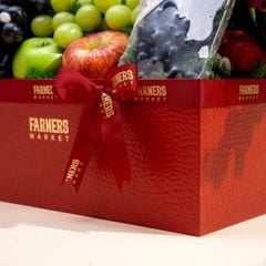 Hộp quà trái cây và hoa Ecuador đỏ thanh lịch tại Farmers Market