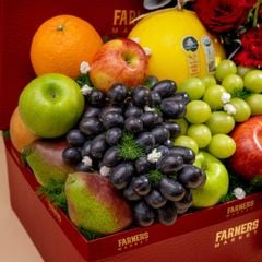 Hộp quà trái cây và hoa Ecuador đỏ tinh tế tại Farmers Market