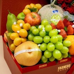 Hộp quà trái cây và hoa tone đỏ cao cấp tại Farmers Market
