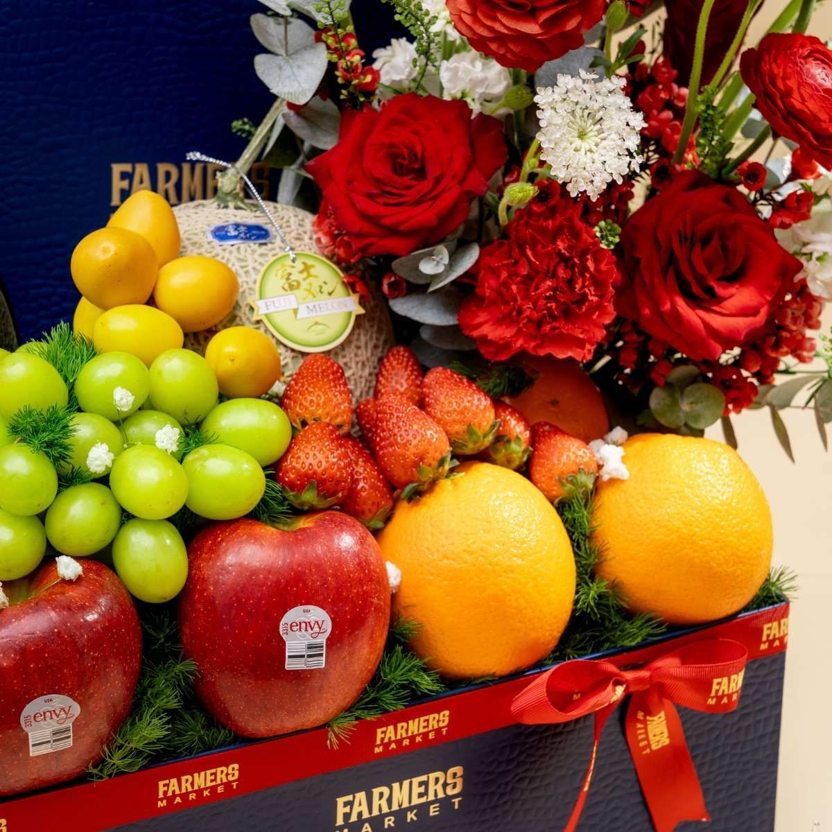  Hộp Quà Trái Cây Và Hoa Tone Đỏ Tinh Tế 