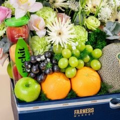 Hộp quà trái cây và hoa tulip hồng cao cấp tại Farmers Market