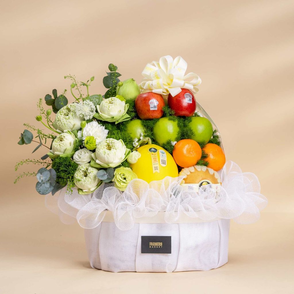  Giỏ Trái Cây Tươi Và Sen Trắng Thanh Lịch 