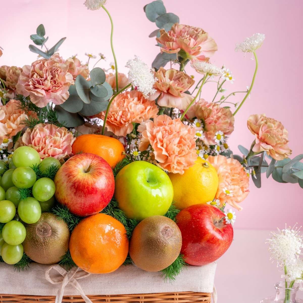  Giỏ Quà Trái Cây Và Hoa Tone Vàng Cam Thanh Lịch 