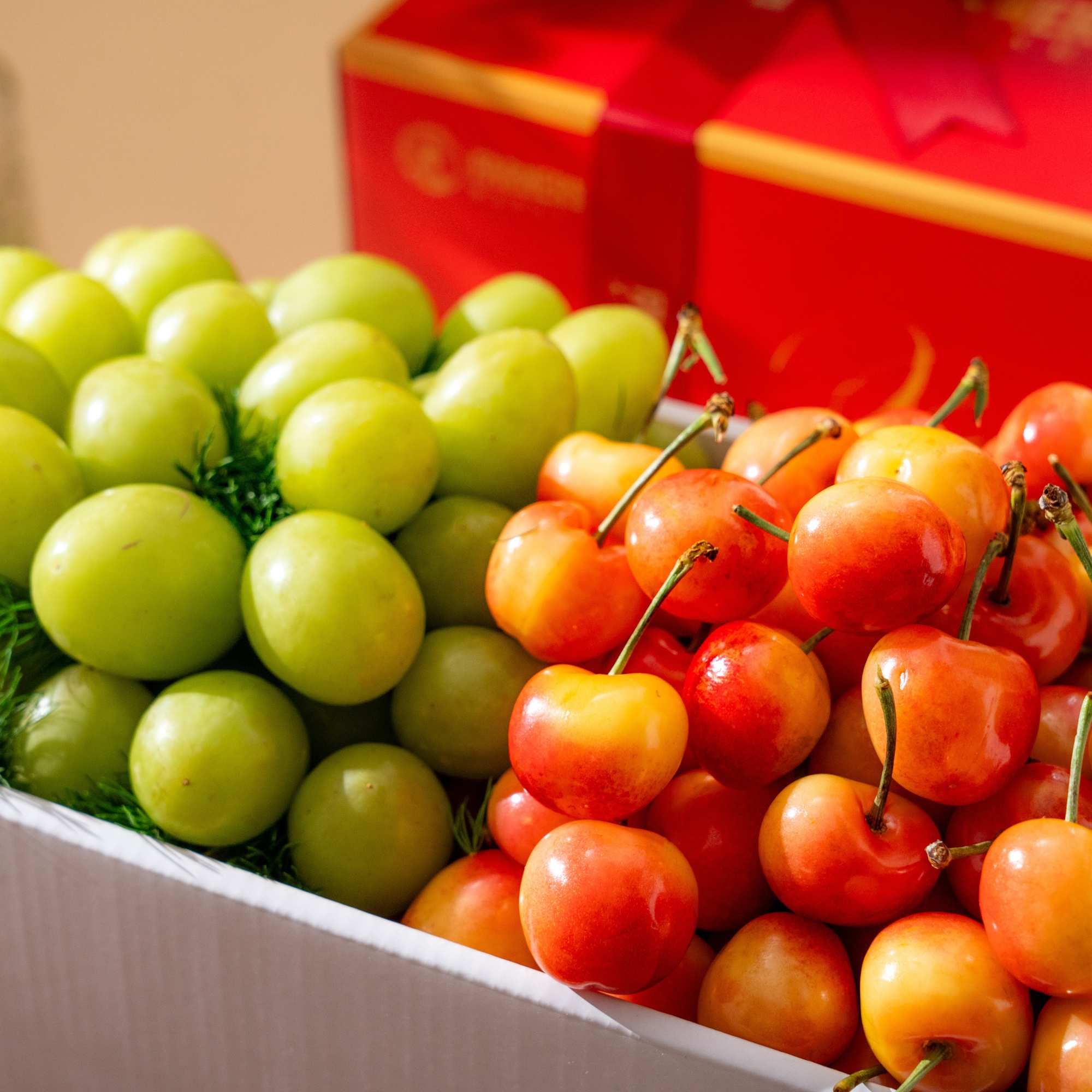  Thùng Cherry Vàng Và Nho Xanh 2Kg 