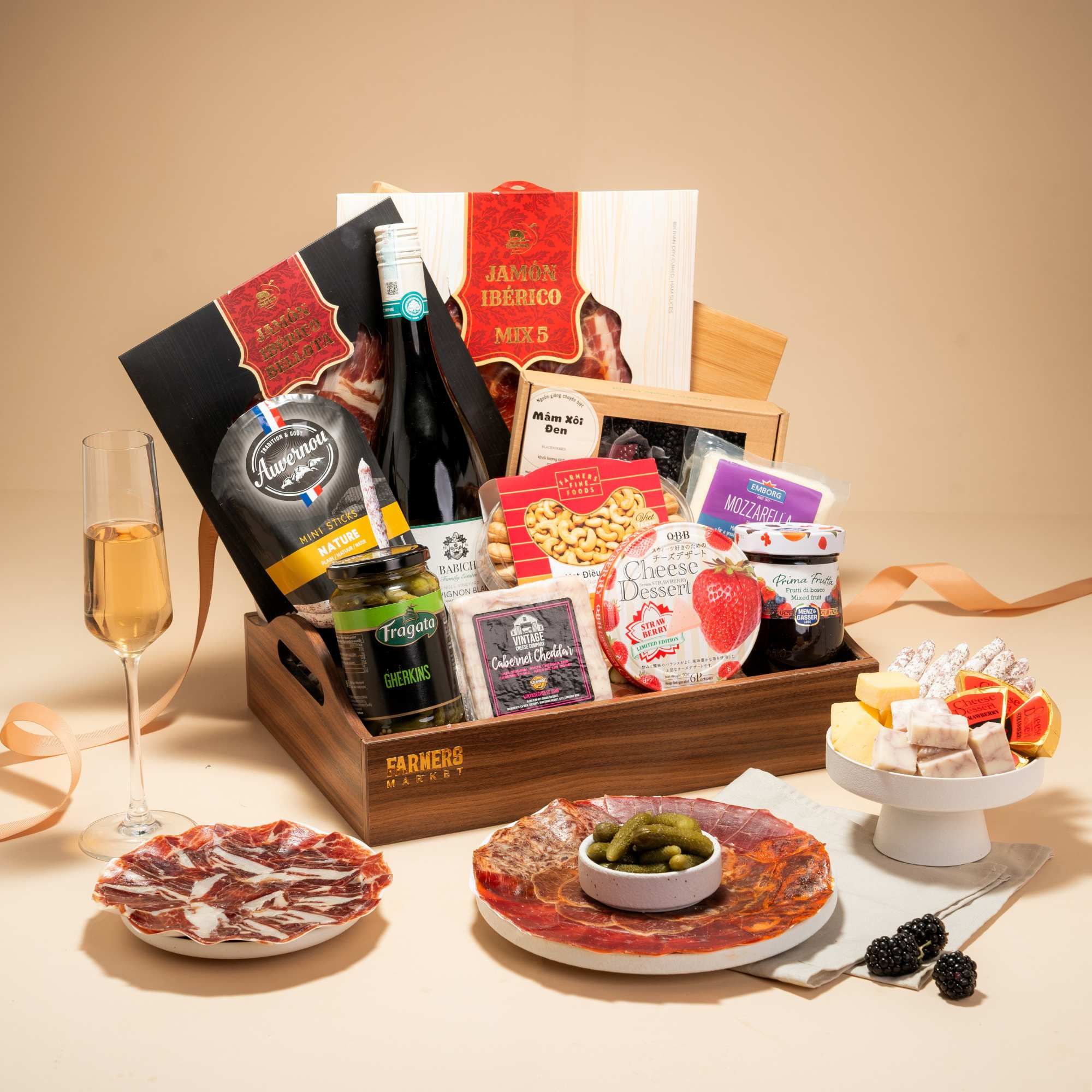  Wine Pair & Gourmet Snacks / Khay Thịt Nguội và Rượu Vang Cao Cấp 
