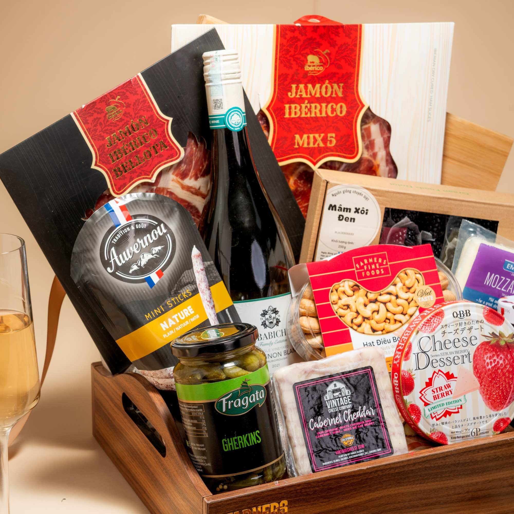  Wine Pair & Gourmet Snacks / Khay Thịt Nguội và Rượu Vang Cao Cấp 