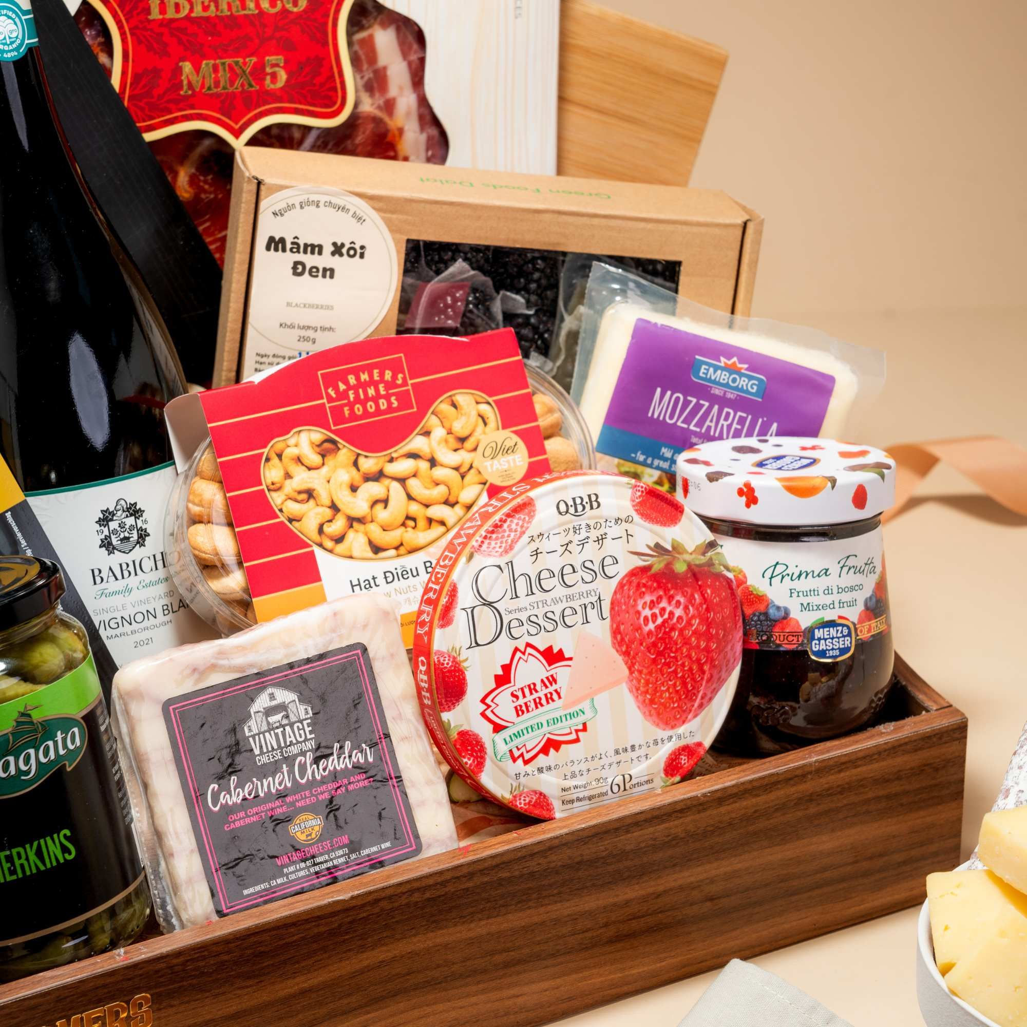  Wine Pair & Gourmet Snacks / Khay Thịt Nguội và Rượu Vang Cao Cấp 