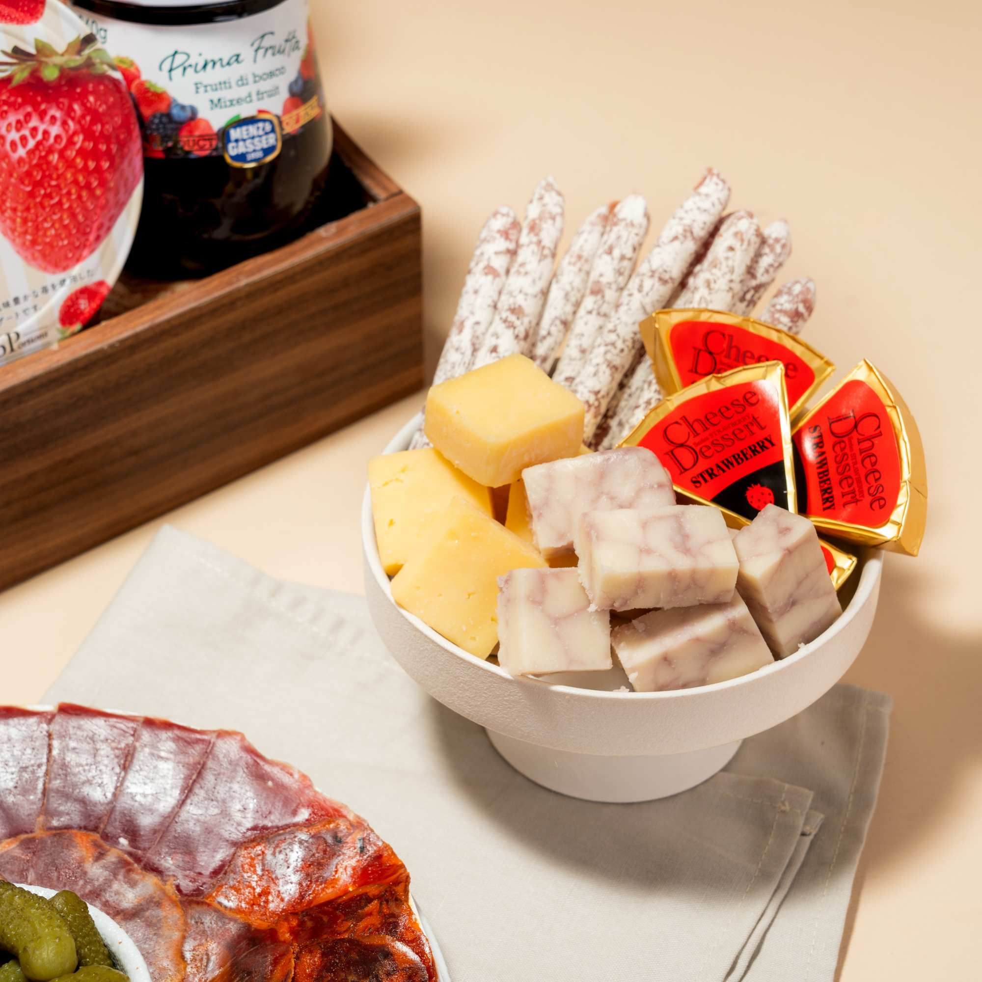  Wine Pair & Gourmet Snacks / Khay Thịt Nguội và Rượu Vang Cao Cấp 