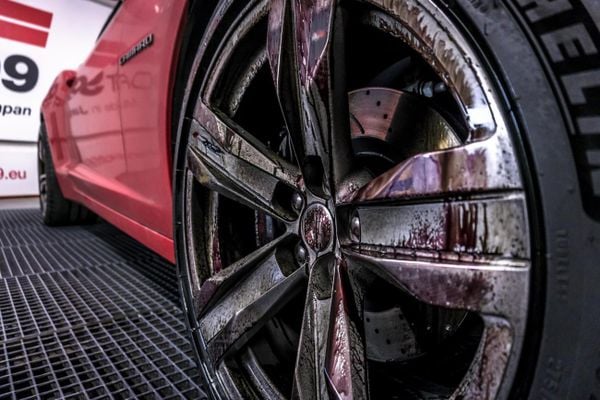 Dung Dịch Vệ Sinh Mâm Xe và Thân xe Ô Tô - Iron Terminator | Soft99 - Made in Japan | L-49