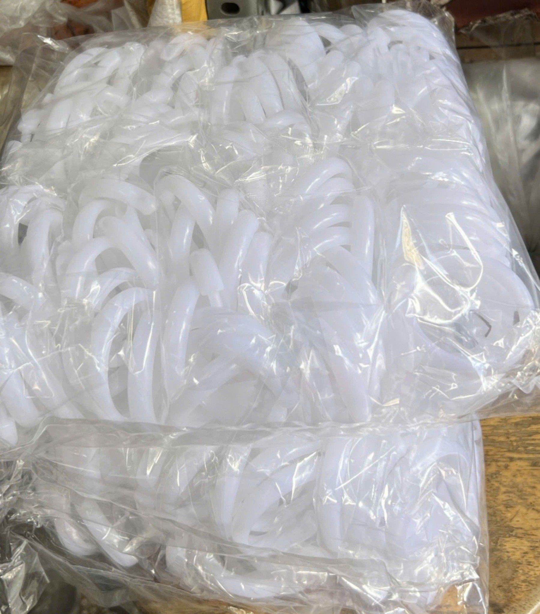Khoen Nhựa Treo Rèm Có Chốt Gài (Bịch 100 Cái) - Phụ Kiện Treo Rèm Cửa