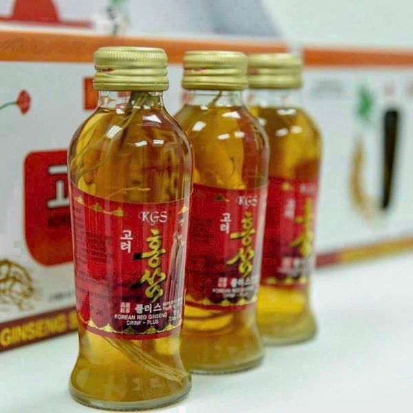  Hộp nước hồng sâm có củ KGS (120ml x 10 chai) 