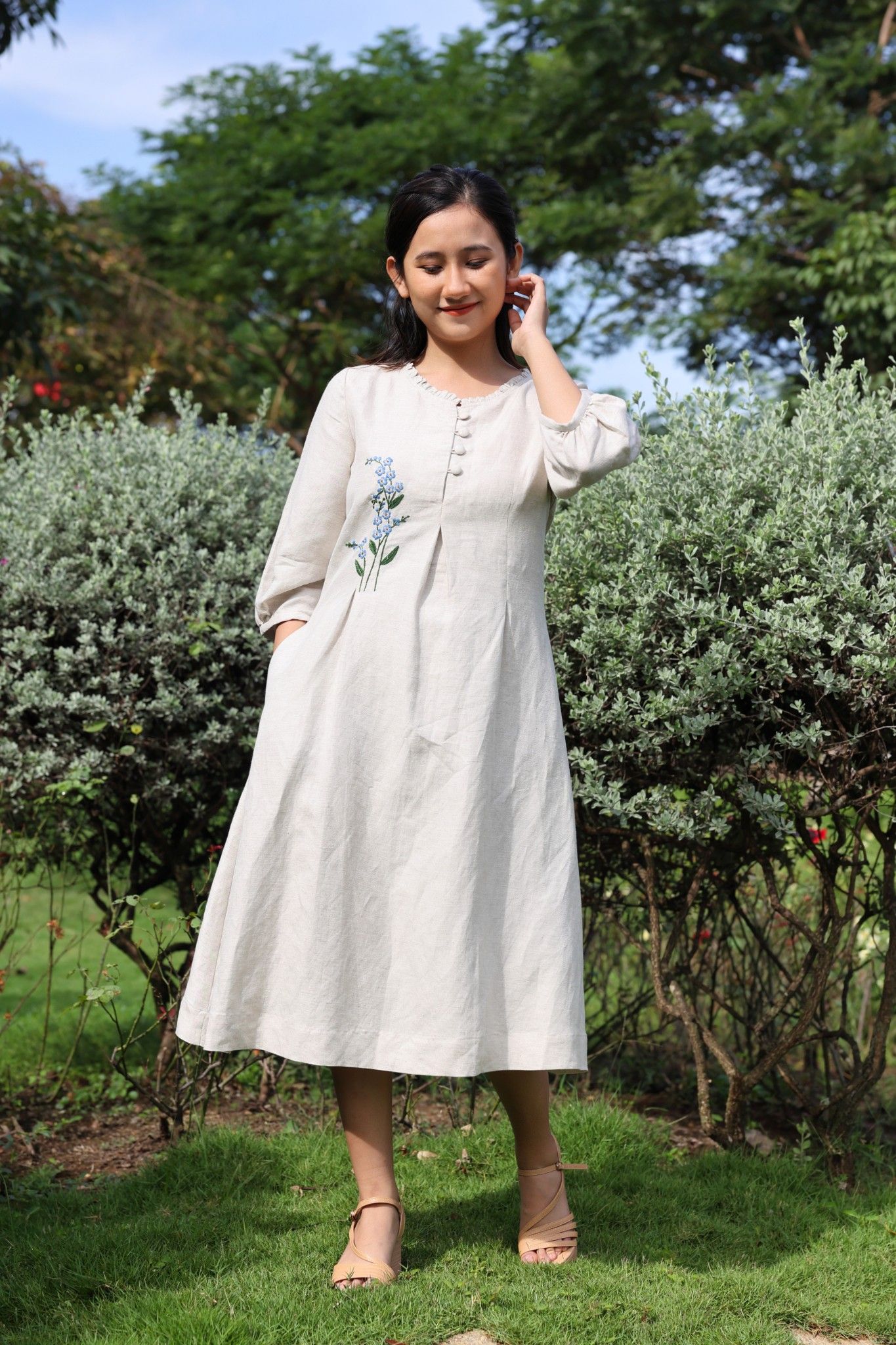 Đầm Linen Nữ Thêu Hoa Xanh