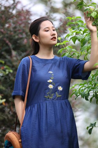  Đầm Linen Xanh Thêu Hoa Cúc 