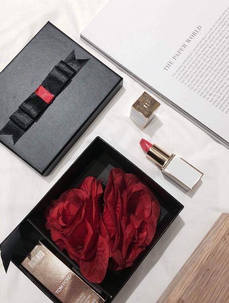  Hộp quà hoa hồng đựng son môi 