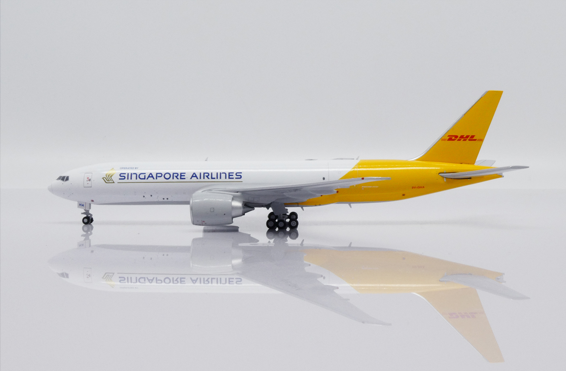 DHL × シンガポール航空 B777-8F 貨物機 1/400 DHL × シンガポール航空 B777-8F 貨物機 1/400 - メルカリ
