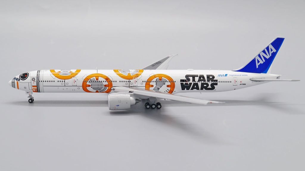 ANA Boeing 777-300ER Flaps Down JA789A Star Wars BB-8 JC Wings 1:400 EW4773005A